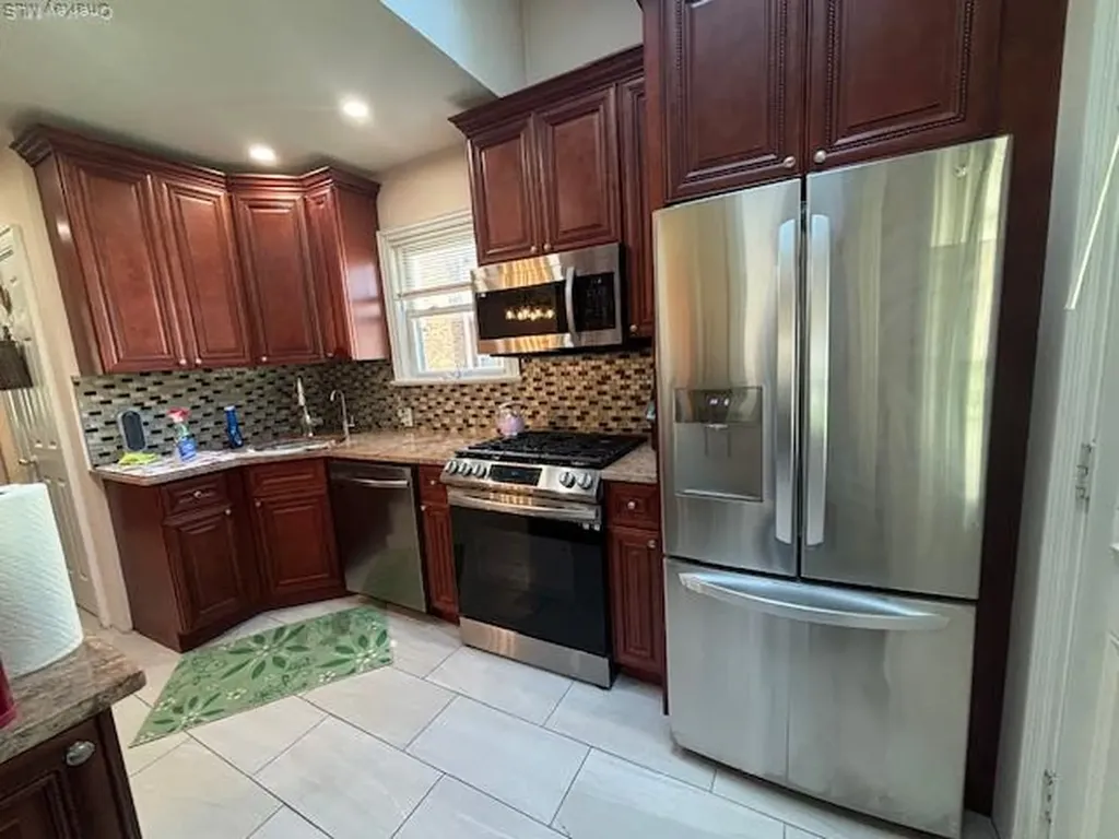452 Macatee Place Mineola NY 11501