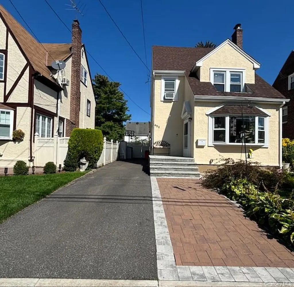 452 Macatee Place Mineola NY 11501