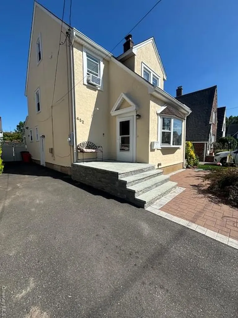 452 Macatee Place Mineola NY 11501