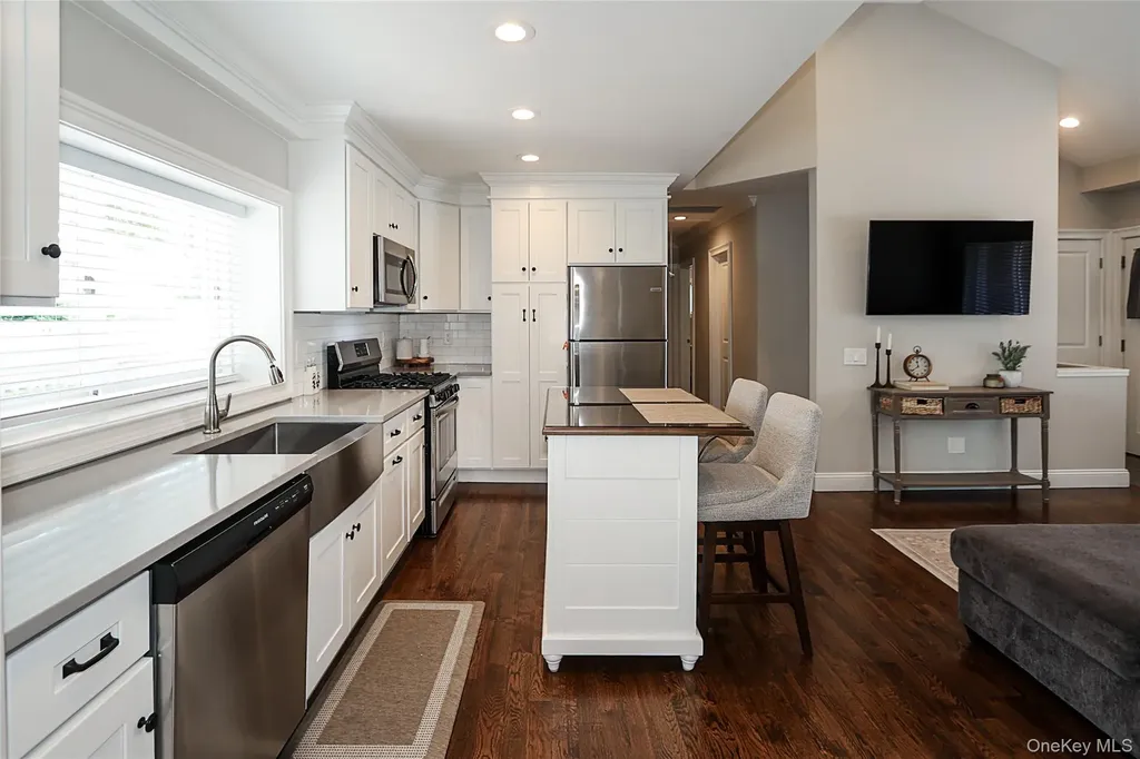 1057 Thompson Drive Bay Shore NY 11706