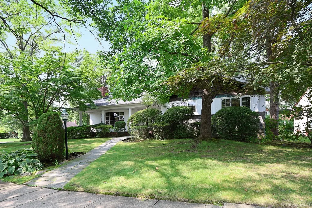 245 Birch Drive Roslyn NY 11576