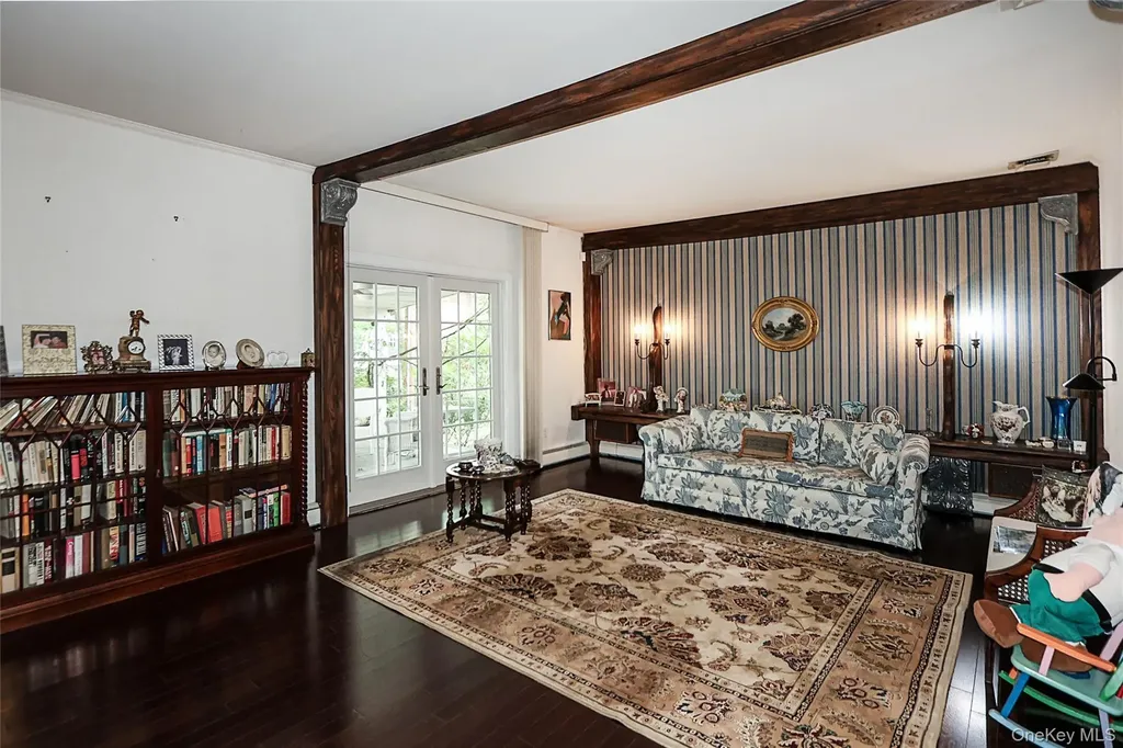 245 Birch Drive Roslyn NY 11576