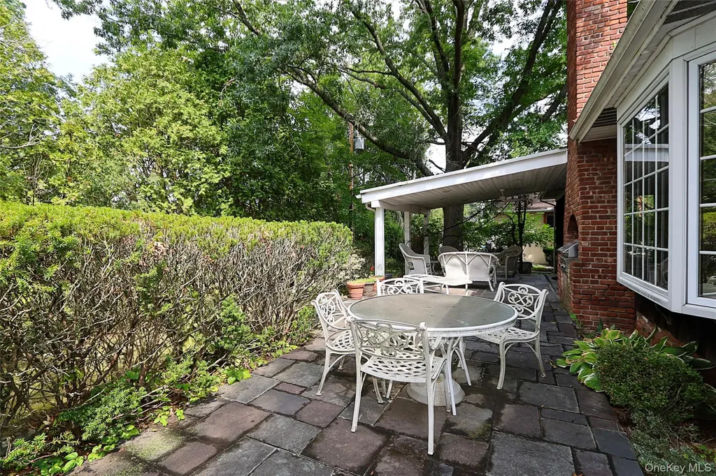 245 Birch Drive Roslyn NY 11576