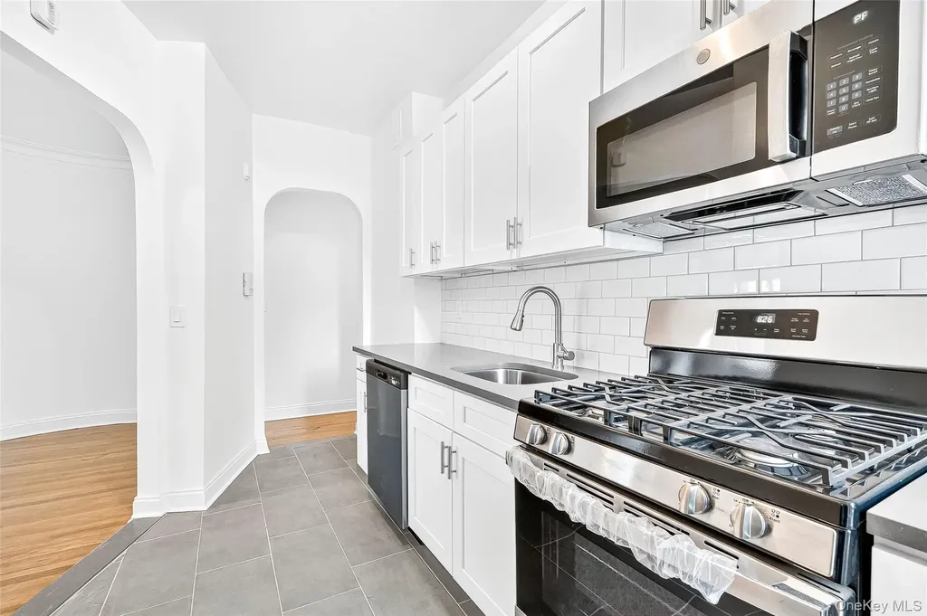 190 E Mosholu Parkway S Bronx NY 10458