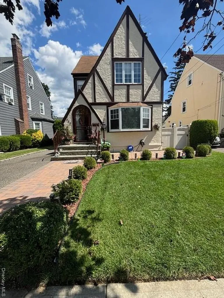 456 Macatee Place Mineola NY 11501