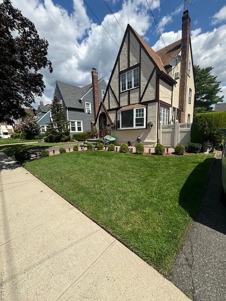456 Macatee Place Mineola NY 11501
