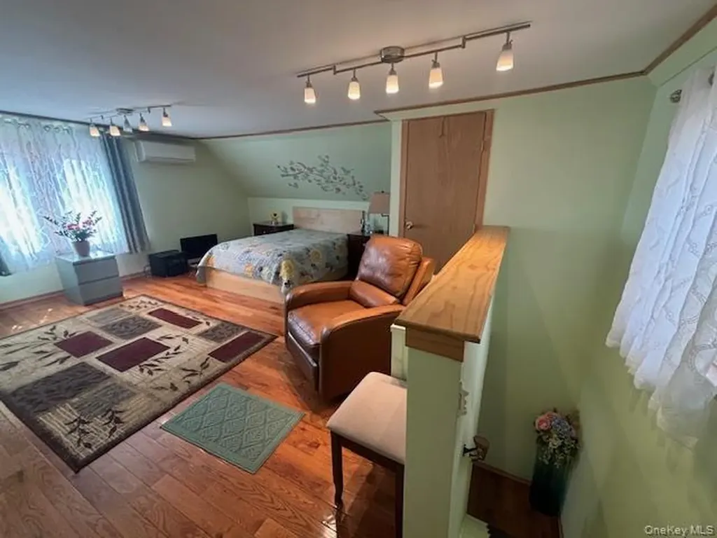 456 Macatee Place Mineola NY 11501