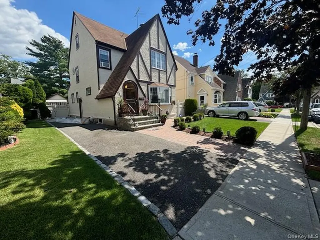 456 Macatee Place Mineola NY 11501