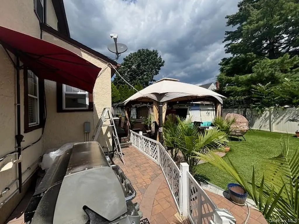 456 Macatee Place Mineola NY 11501