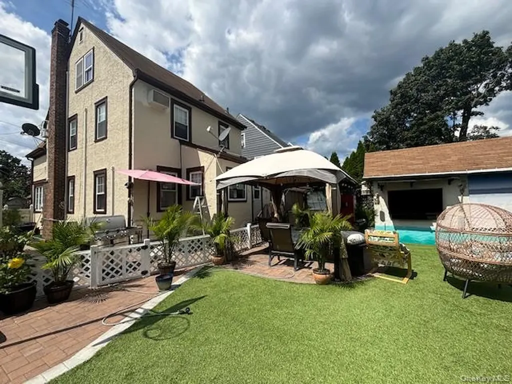 456 Macatee Place Mineola NY 11501
