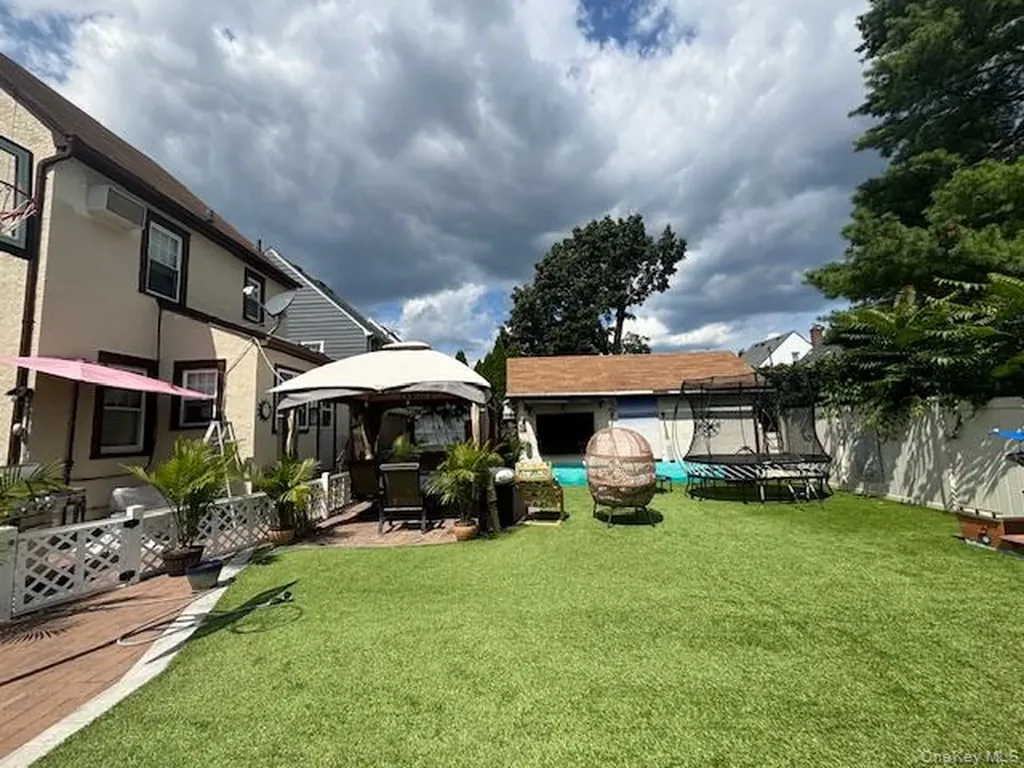 456 Macatee Place Mineola NY 11501