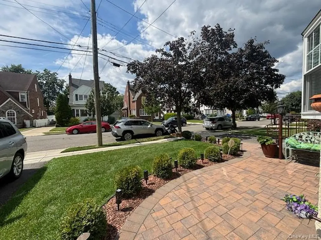 456 Macatee Place Mineola NY 11501