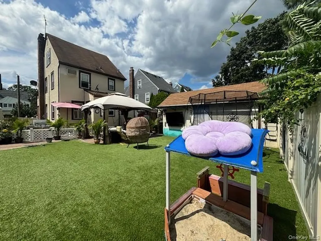 456 Macatee Place Mineola NY 11501