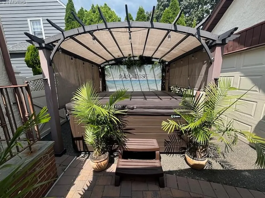 456 Macatee Place Mineola NY 11501