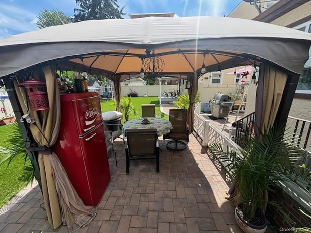 456 Macatee Place Mineola NY 11501
