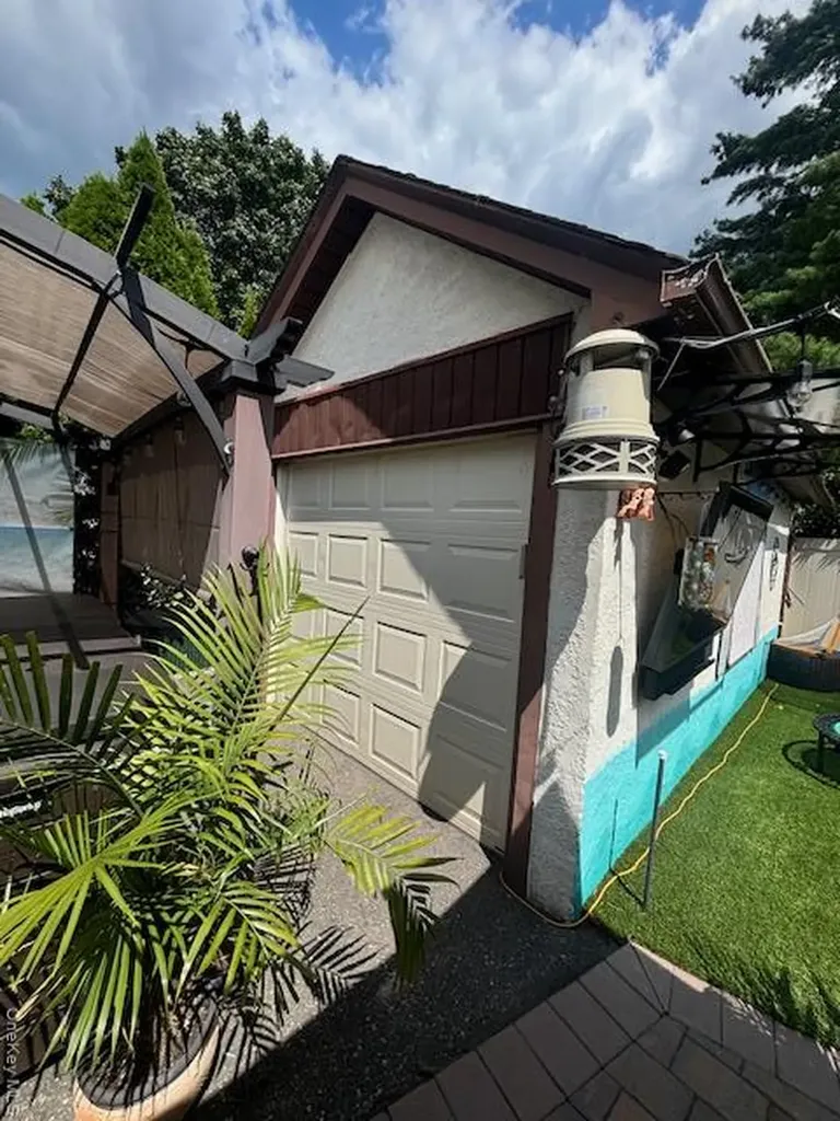 456 Macatee Place Mineola NY 11501