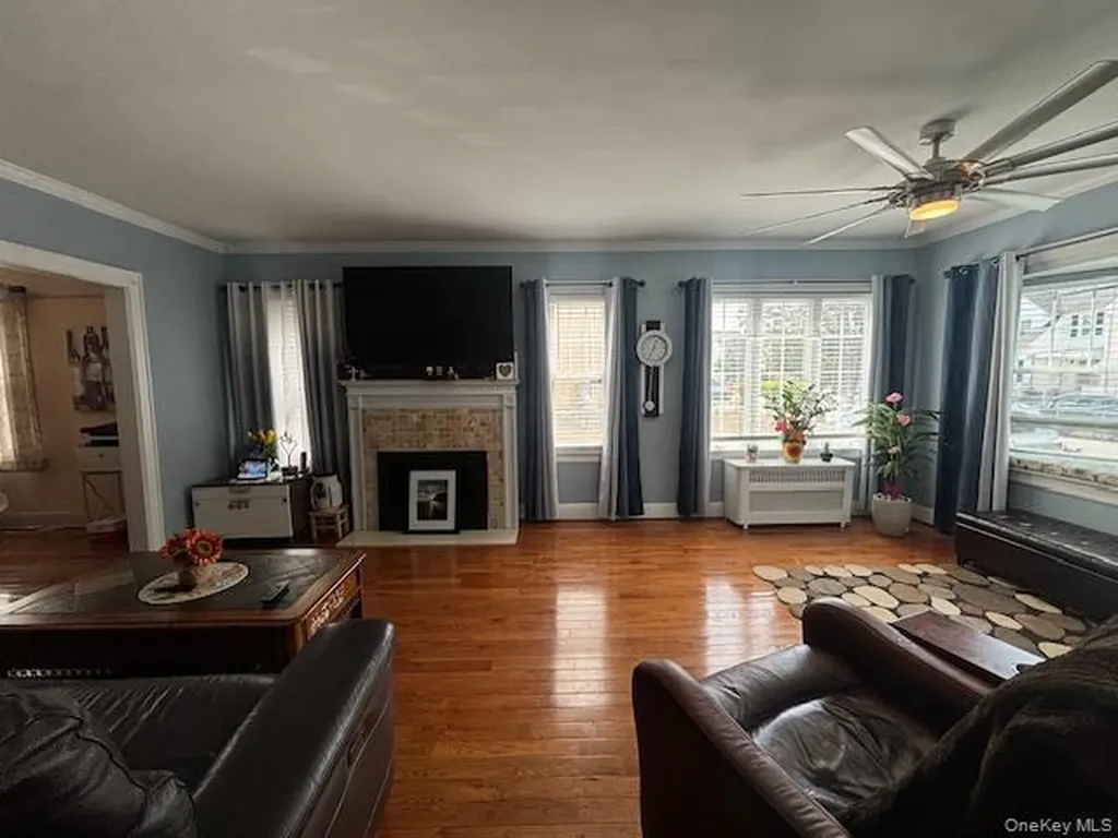 456 Macatee Place Mineola NY 11501