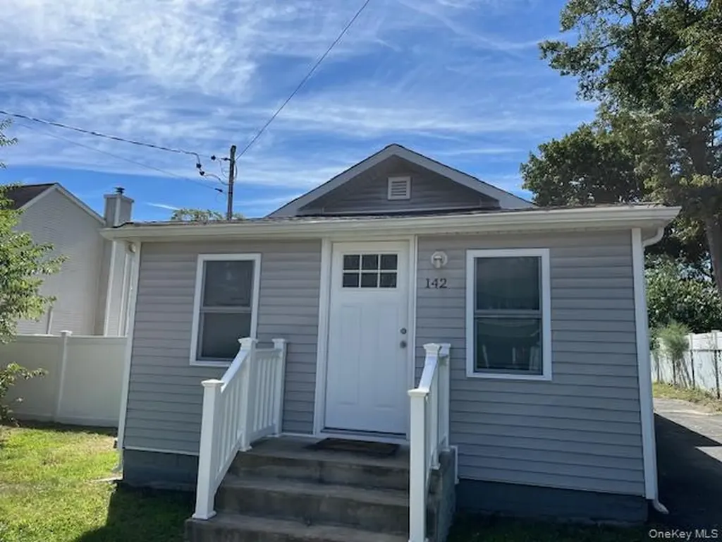 142 Patchogue Avenue Mastic NY 11950
