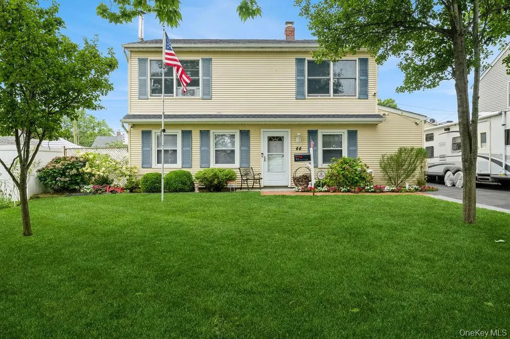 44 Rock Lane Levittown NY 11756