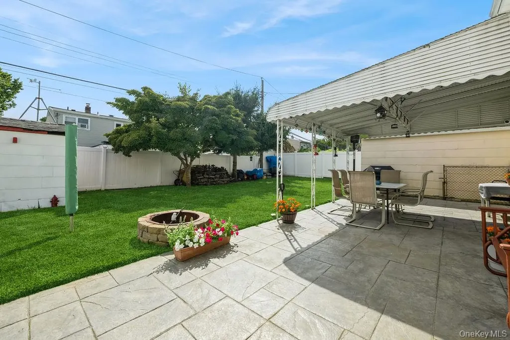 44 Rock Lane Levittown NY 11756