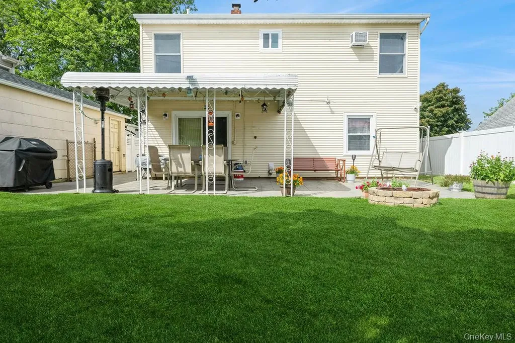 44 Rock Lane Levittown NY 11756