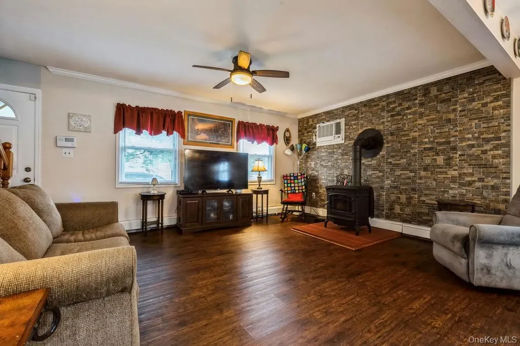 44 Rock Lane Levittown NY 11756