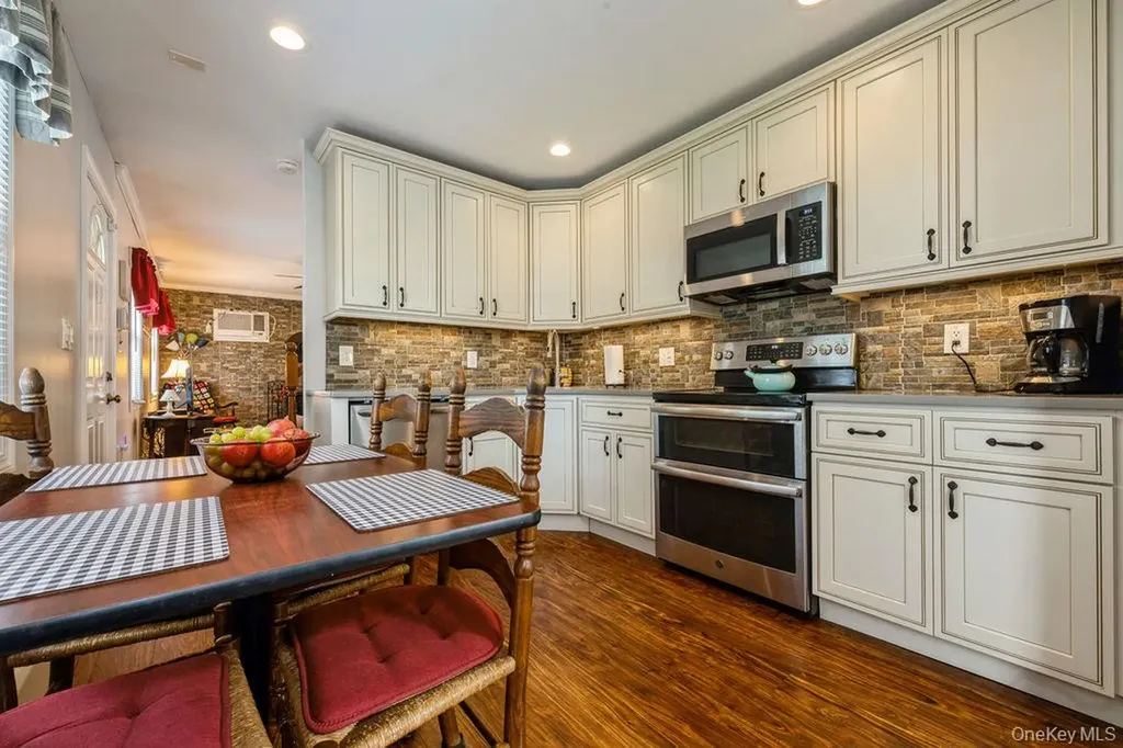 44 Rock Lane Levittown NY 11756