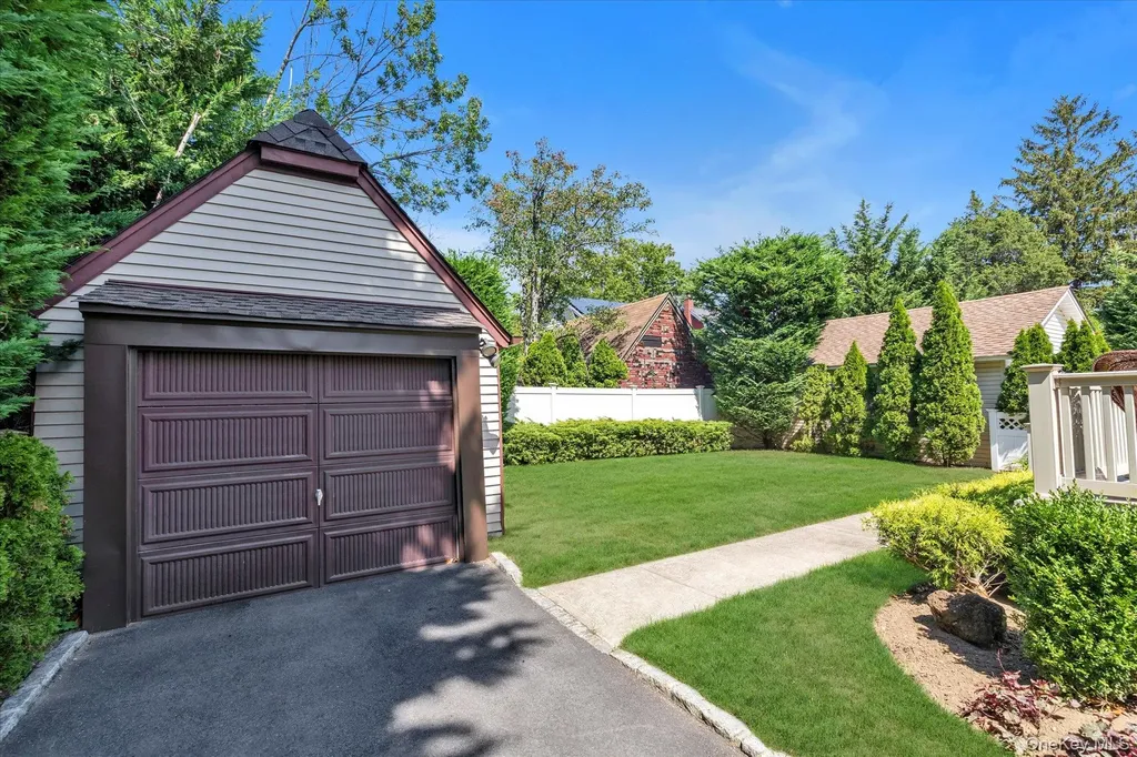 59 Manor Road Lynbrook NY 11563