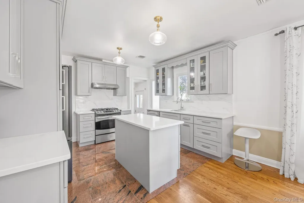 18 Rose Lane New Hyde Park NY 11040