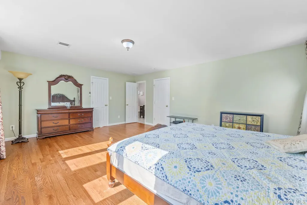 18 Rose Lane New Hyde Park NY 11040