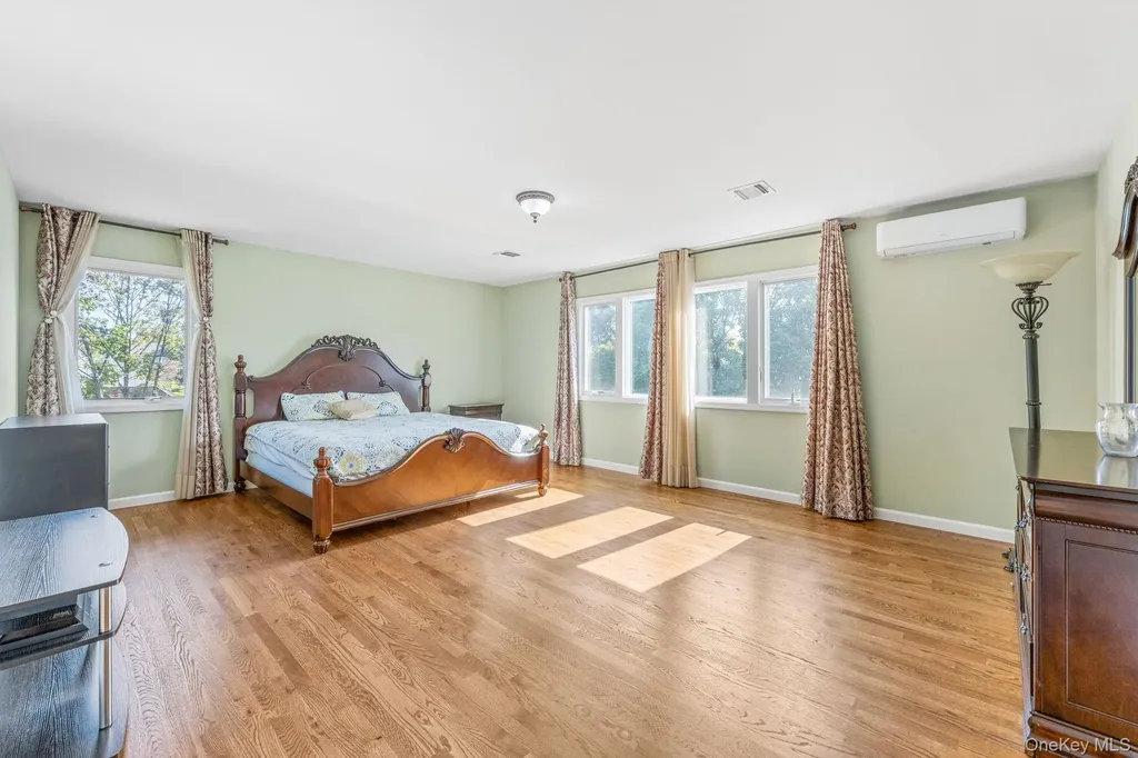 18 Rose Lane New Hyde Park NY 11040