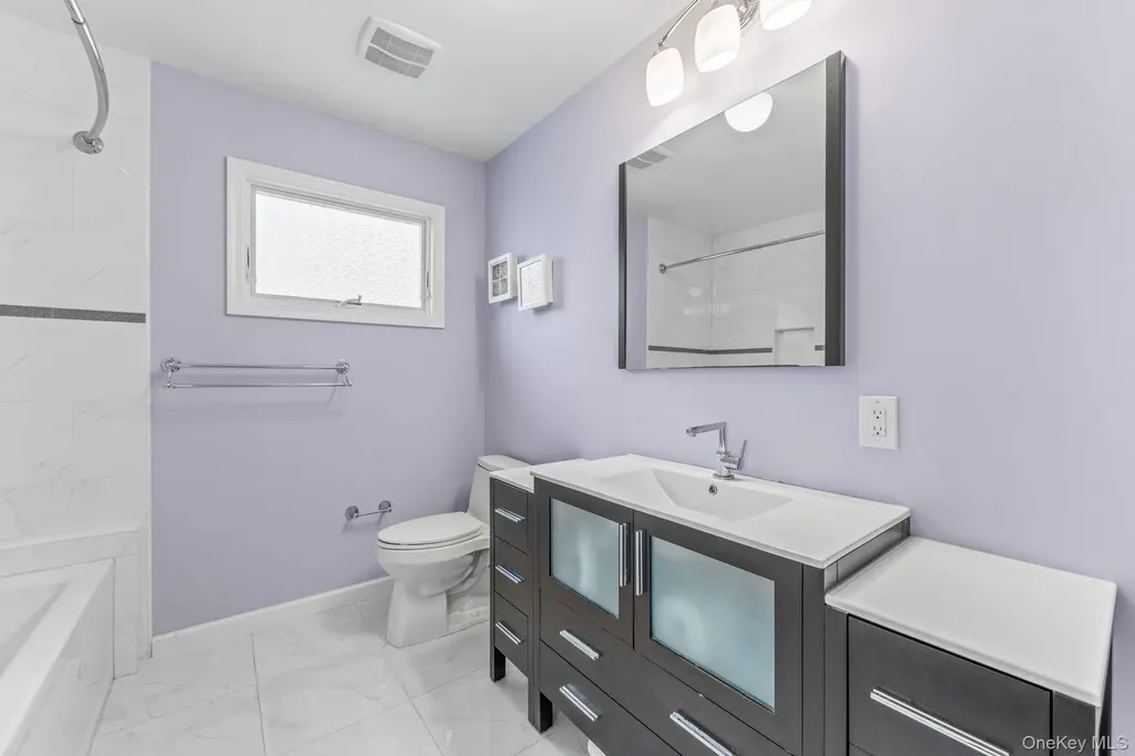 18 Rose Lane New Hyde Park NY 11040