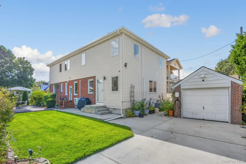 18 Rose Lane New Hyde Park NY 11040