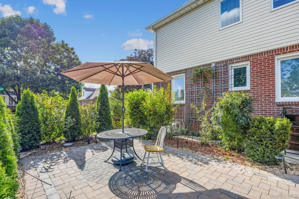 18 Rose Lane New Hyde Park NY 11040