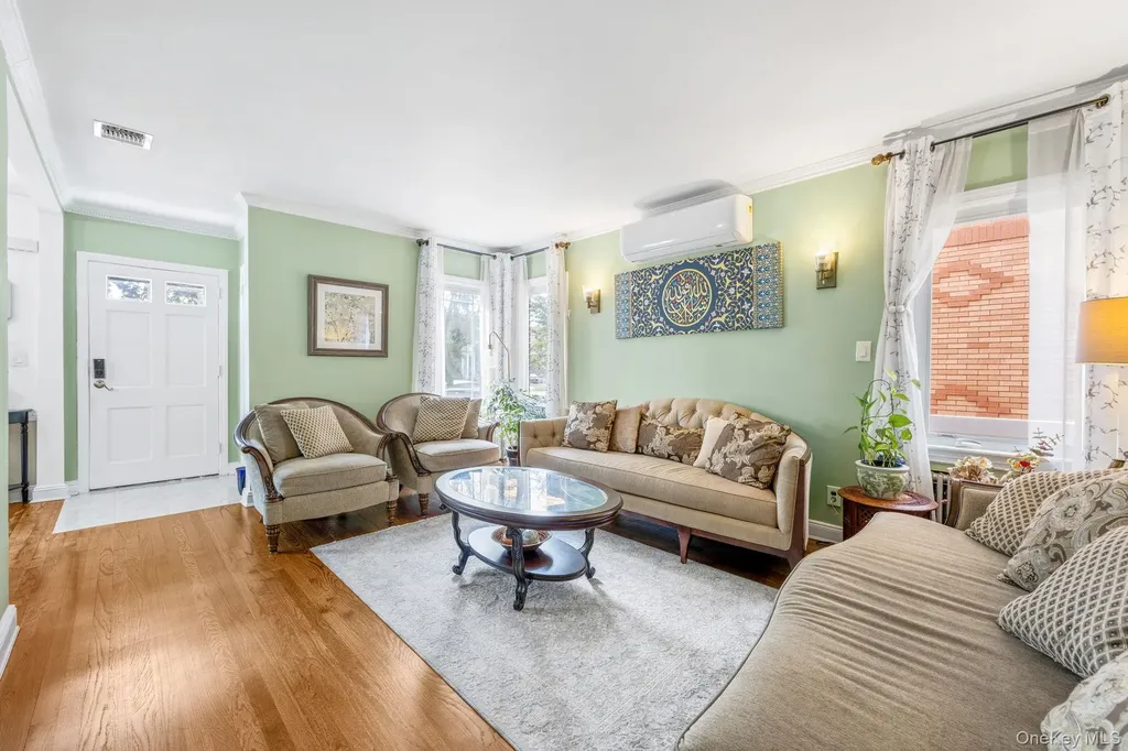 18 Rose Lane New Hyde Park NY 11040