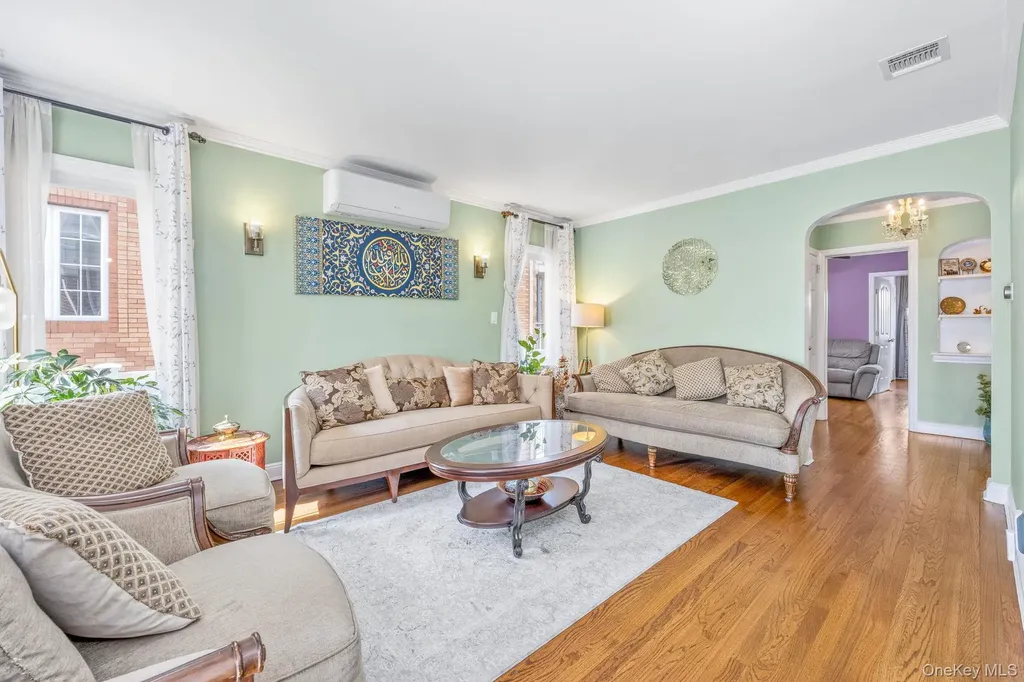 18 Rose Lane New Hyde Park NY 11040