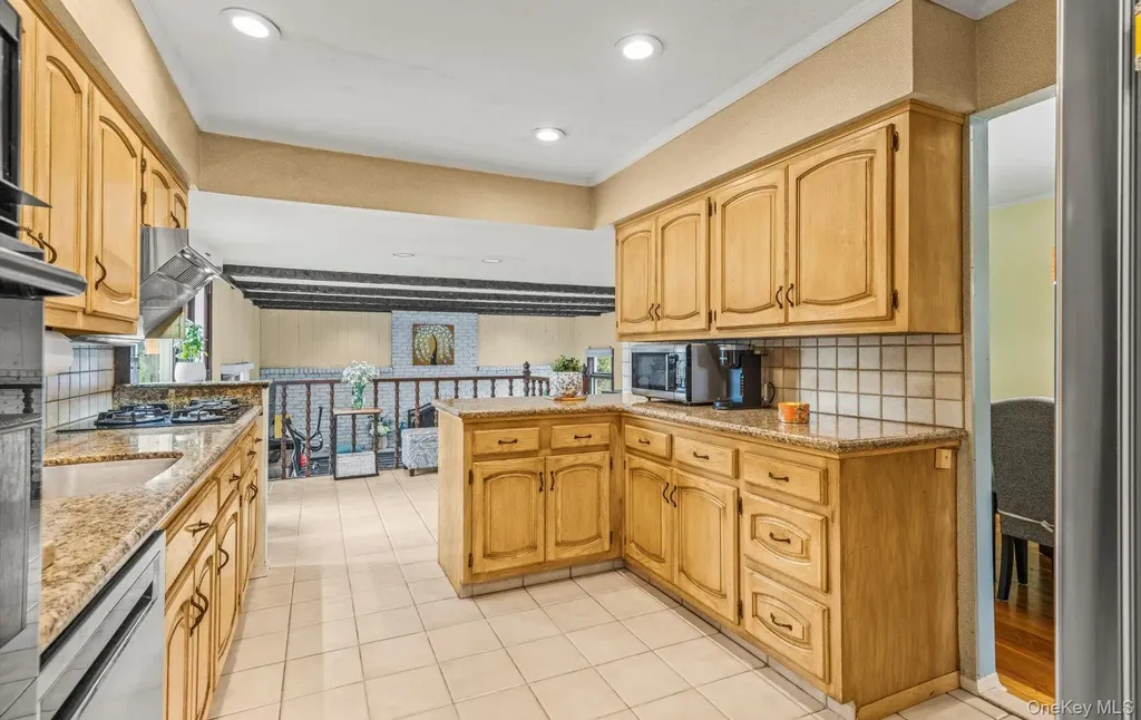 11 Dartmouth Drive Plainview NY 11803