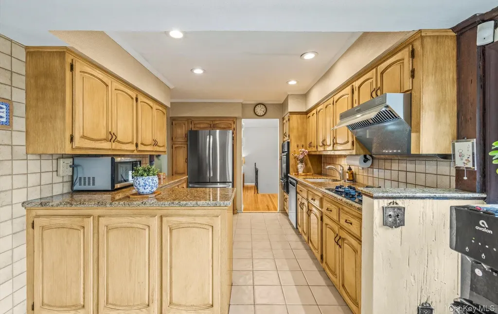 11 Dartmouth Drive Plainview NY 11803