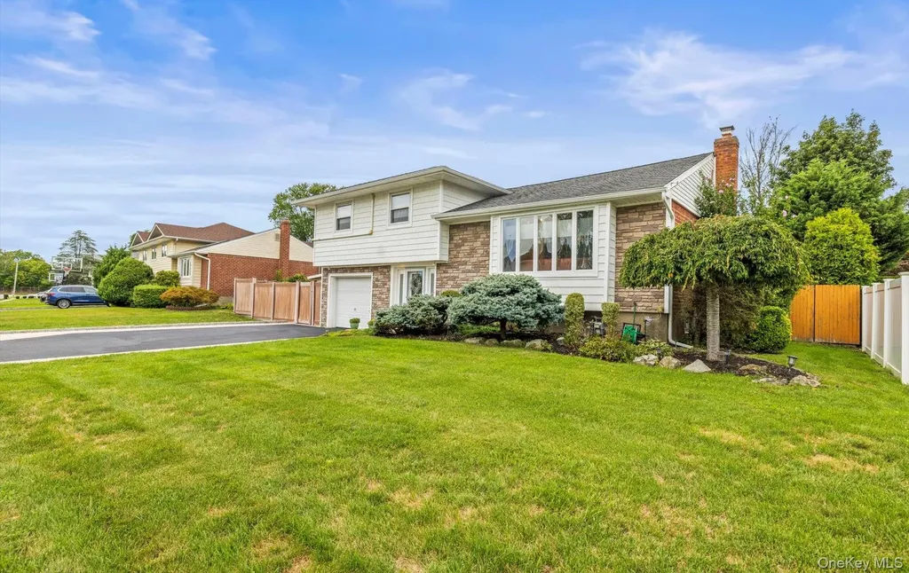 11 Dartmouth Drive Plainview NY 11803