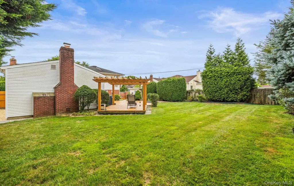 11 Dartmouth Drive Plainview NY 11803