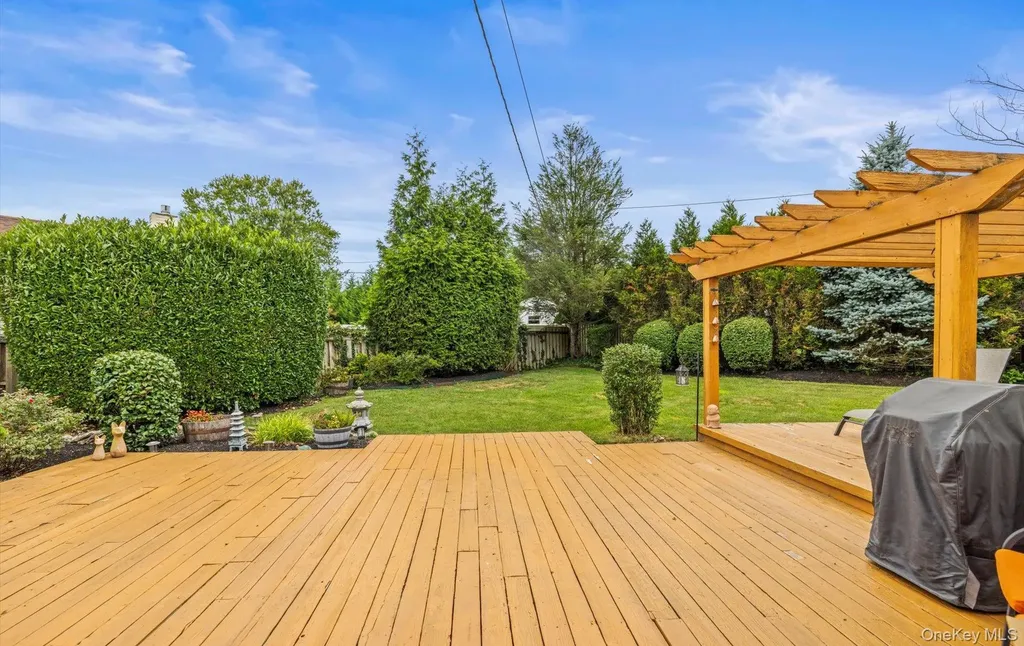 11 Dartmouth Drive Plainview NY 11803