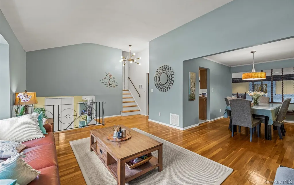 11 Dartmouth Drive Plainview NY 11803