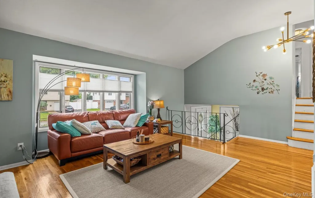11 Dartmouth Drive Plainview NY 11803