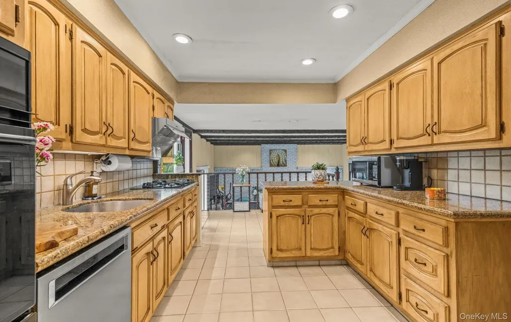 11 Dartmouth Drive Plainview NY 11803
