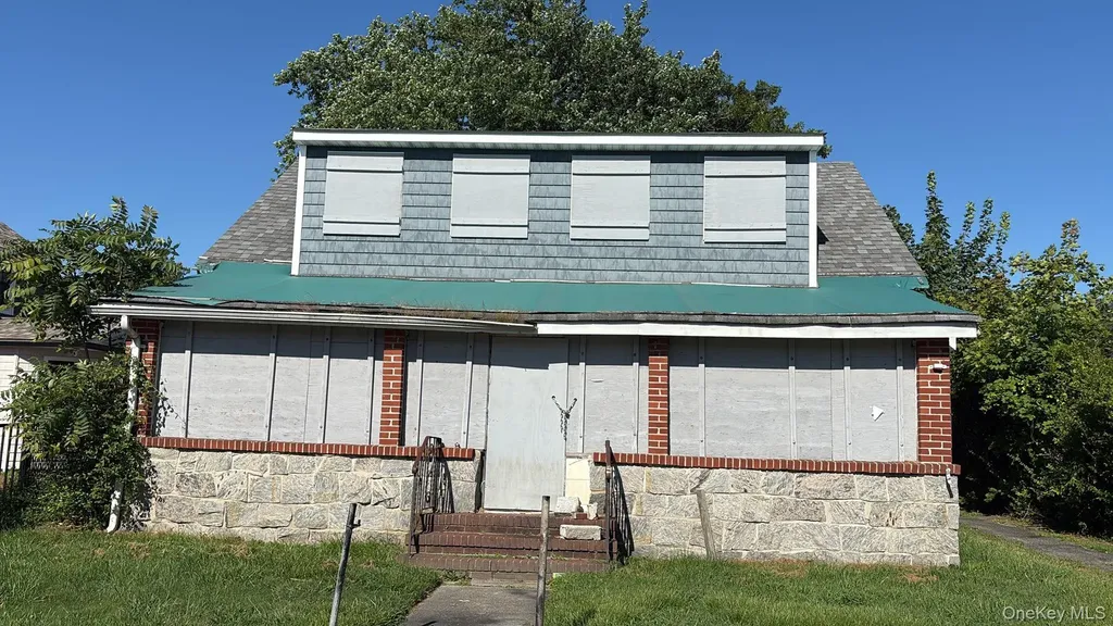 125 S Clinton Avenue Bay Shore NY 11706