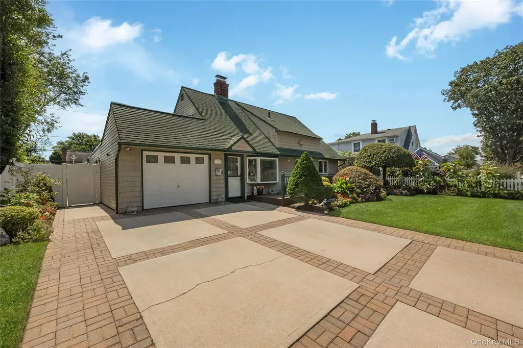 315 Red Maple Drive S Wantagh NY 11793
