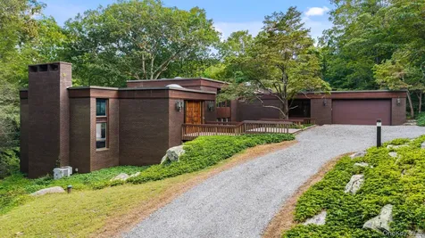 30 Upland Road S Bedford NY 10506