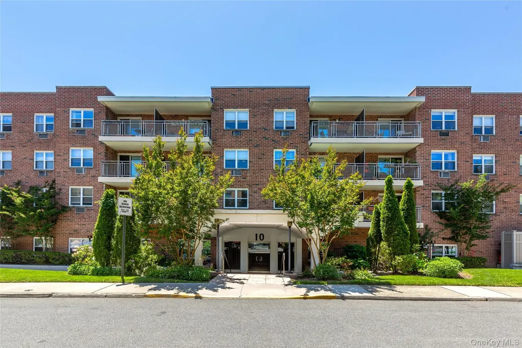 10 Ipswich Avenue Great Neck NY 11021