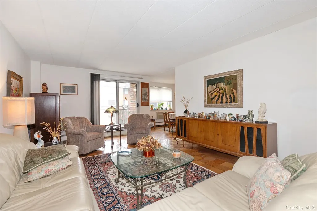10 Ipswich Avenue Great Neck NY 11021