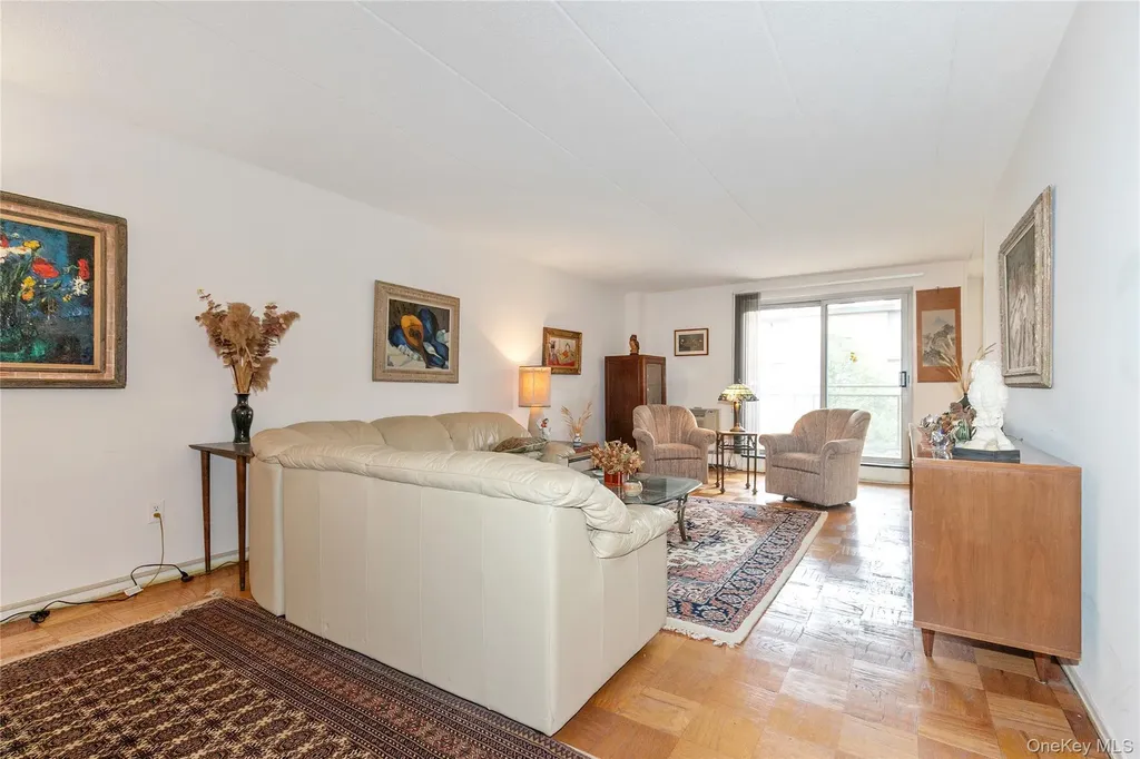 10 Ipswich Avenue Great Neck NY 11021
